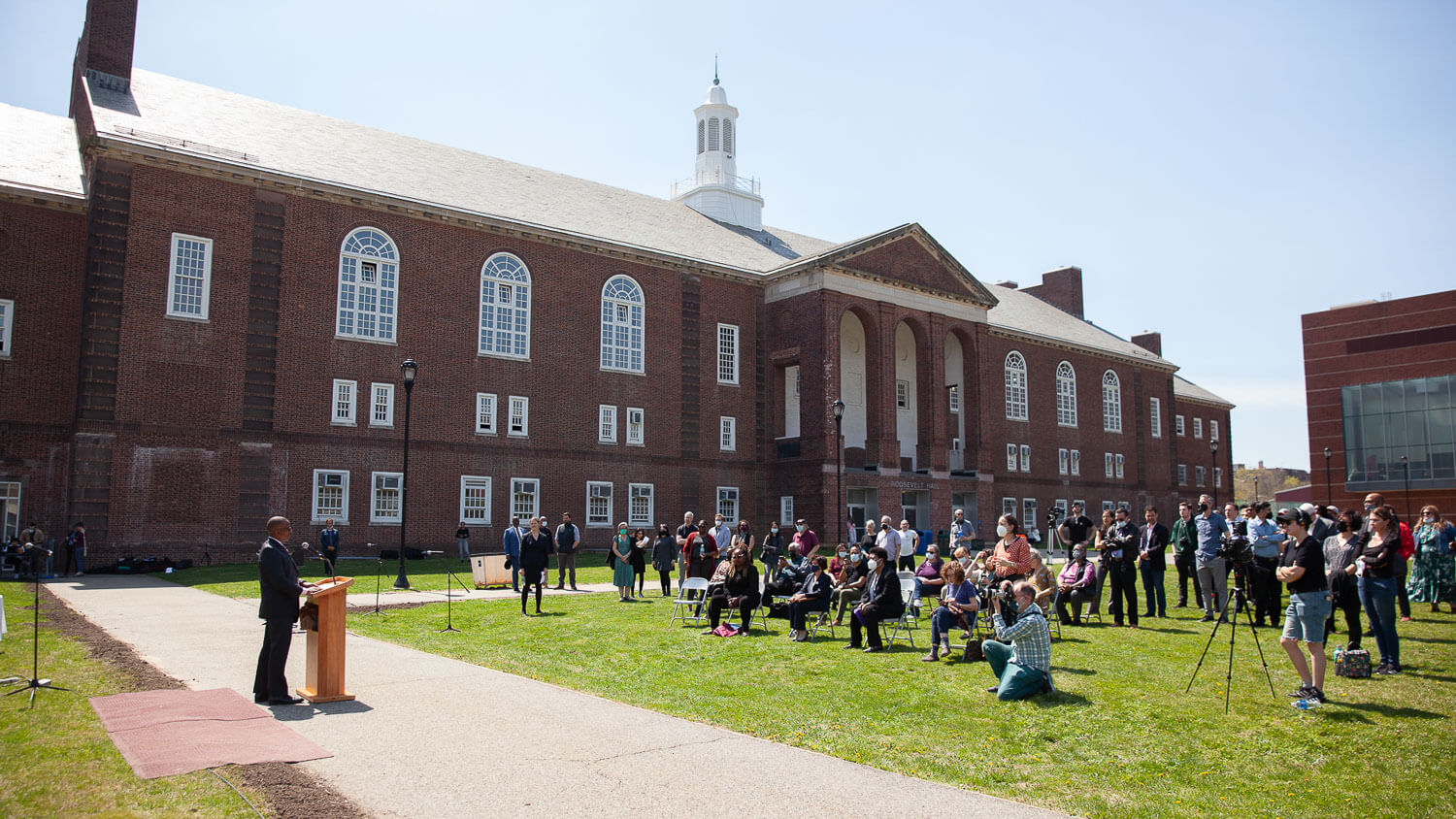 On April 14, the campus community came together to remember colleagues who passed away due to COVID-19.